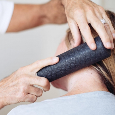 Nacken mit Blackroll behandeln